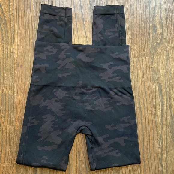 SPANX Look at Me Now Seamless Leggings Black Camo Small - Picture 3 of 11